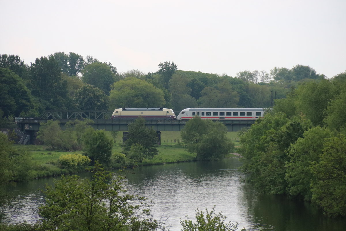 101 112 Rheingold schob am 10.5.19 ihren IC zusammen mit einer weiteren Lok der Baureihe 101 über die Ruhrbrücke bei Oberhausen.