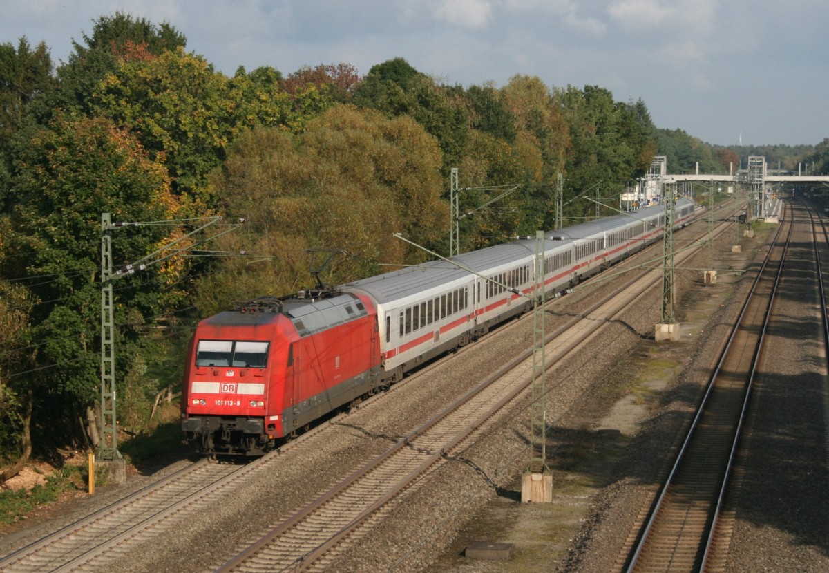 101 113 mit IC 2213  Rgen  (Binz–Kln–Stuttgart) am 12.10.2010 in Lauenbrck
