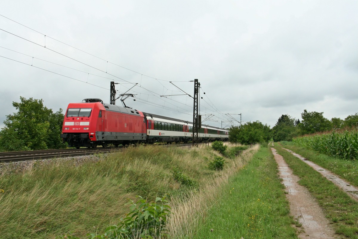 101 114-7 mit dem EC 7 von Hamburg-Altona nach Zrich HB am Nachmittag des 30.07.14 bei Hgelheim.