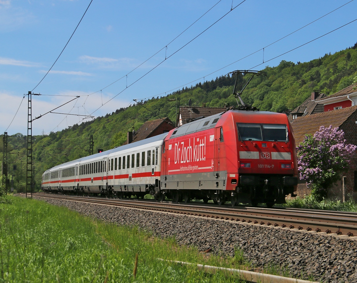 101 114-7 schiebt einen IC in Richtung Bad Hersfeld. Aufgenommen am 13.05.2015 in Ludwigsau-Friedlos.