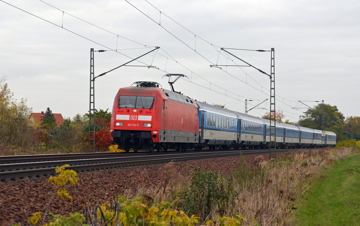 101 114 hat am 29.10.16 in Dresden den EC 176 übernommen und bringt diesen nun über Falkenberg(E) und Berlin nach Hamburg-Altona. Fotografiert bei der Durchfahrt in Zeithain.