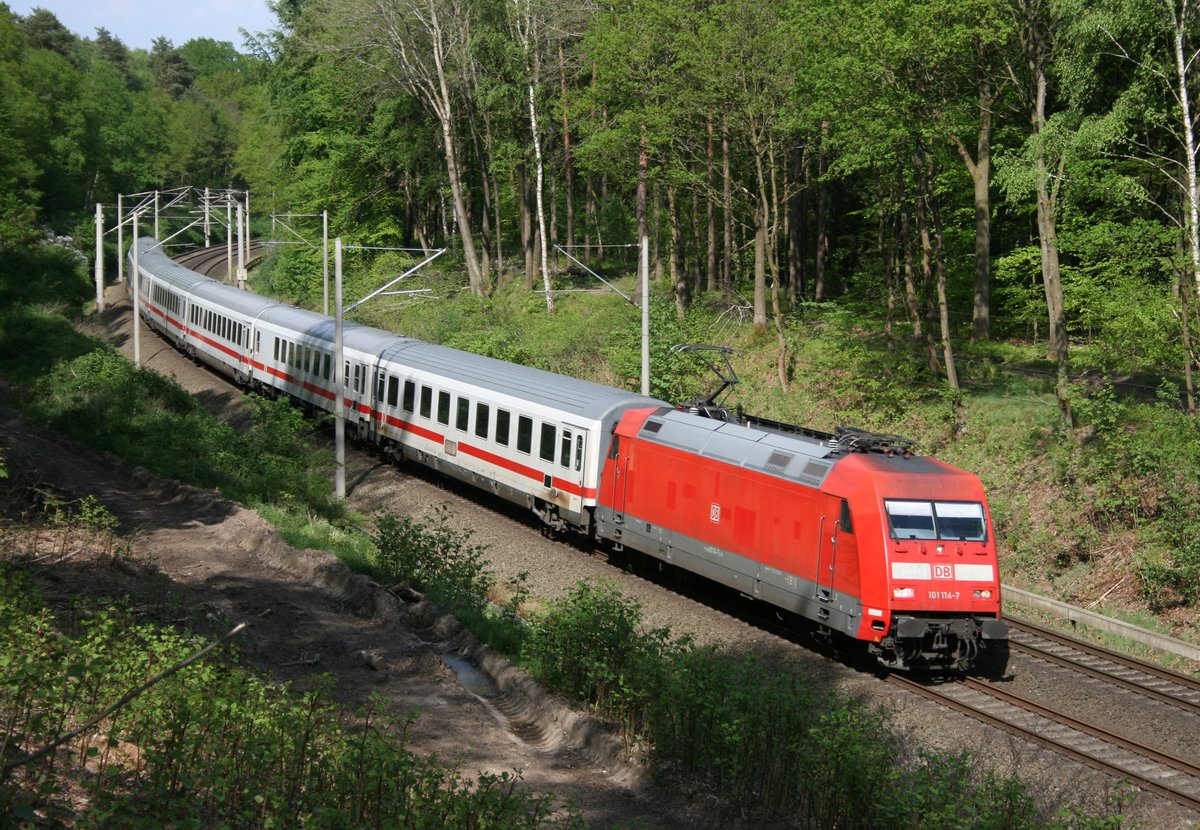 101 114 mit IC 2195 (Hamburg-Altona–Kln Hbf) am 11.05.2016 zwischen Hittfeld und Klecken