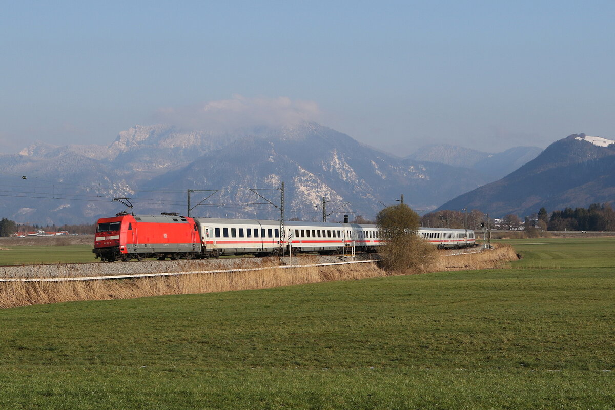 101 114 war mit dem  EC 219  am 4. April 202 bei Bernau am Chiemsee schiebend in Richtung Salzburg unterwegs.