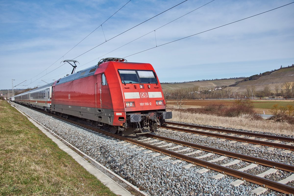 101 116-2 ist als IC in Richtung Süden unterwegs,gesehen am 15.03.2018 bei Würzburg/Süd.