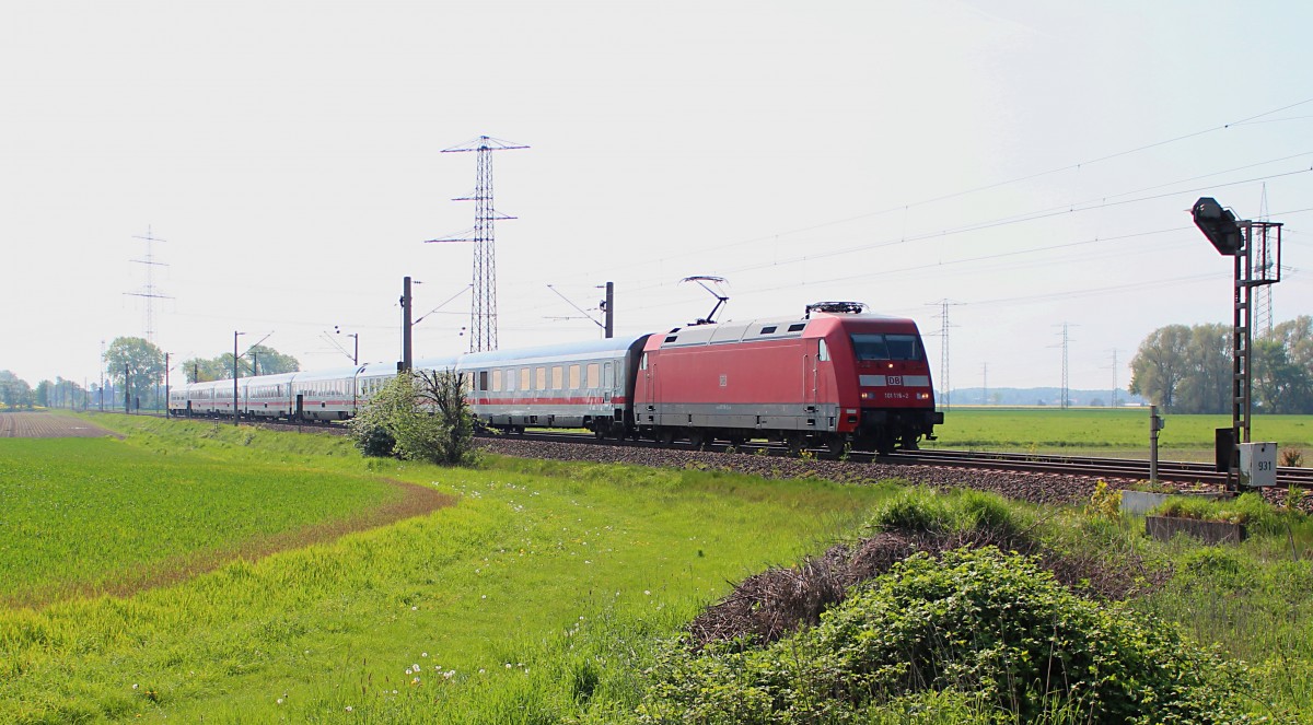 101 116-2 kommt am 29.04.2014 mit dem IC 2046 nach Hannover Hbf am Bü 42,485 zwischen Vechelde und Peine vorbei.