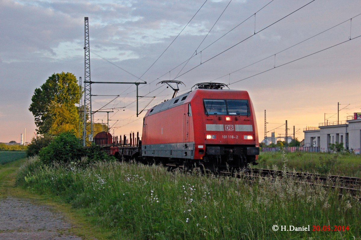 101 116-2 mit einem gemischten Güterzug am 22.05.2014 in Köln Porz Wahn.