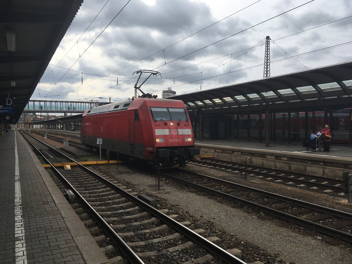 101 116 durchfährt am 28.10.17 Solo den Ulmer Hauptbahnhof.