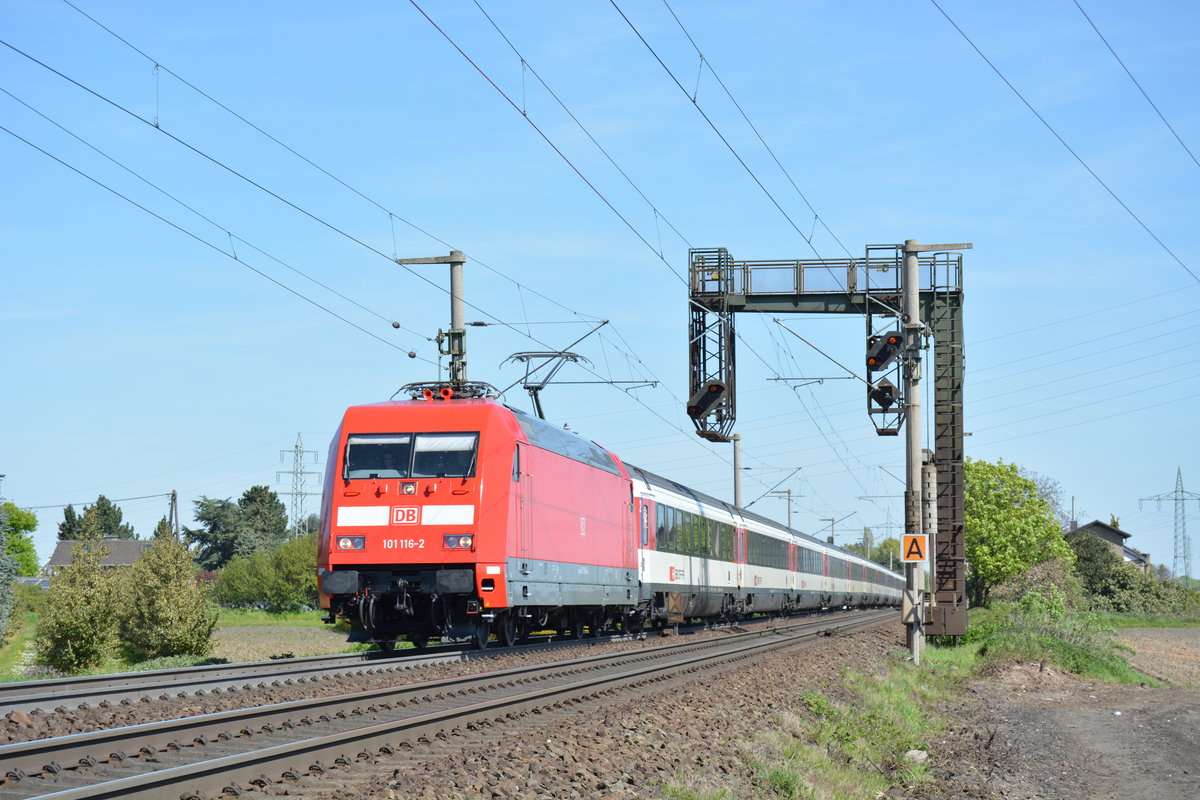 101 116 kam am 5.5.16 mit einem EC durch Hürth in Richtung Bonn gefahren.

Hürth 05.05.2016