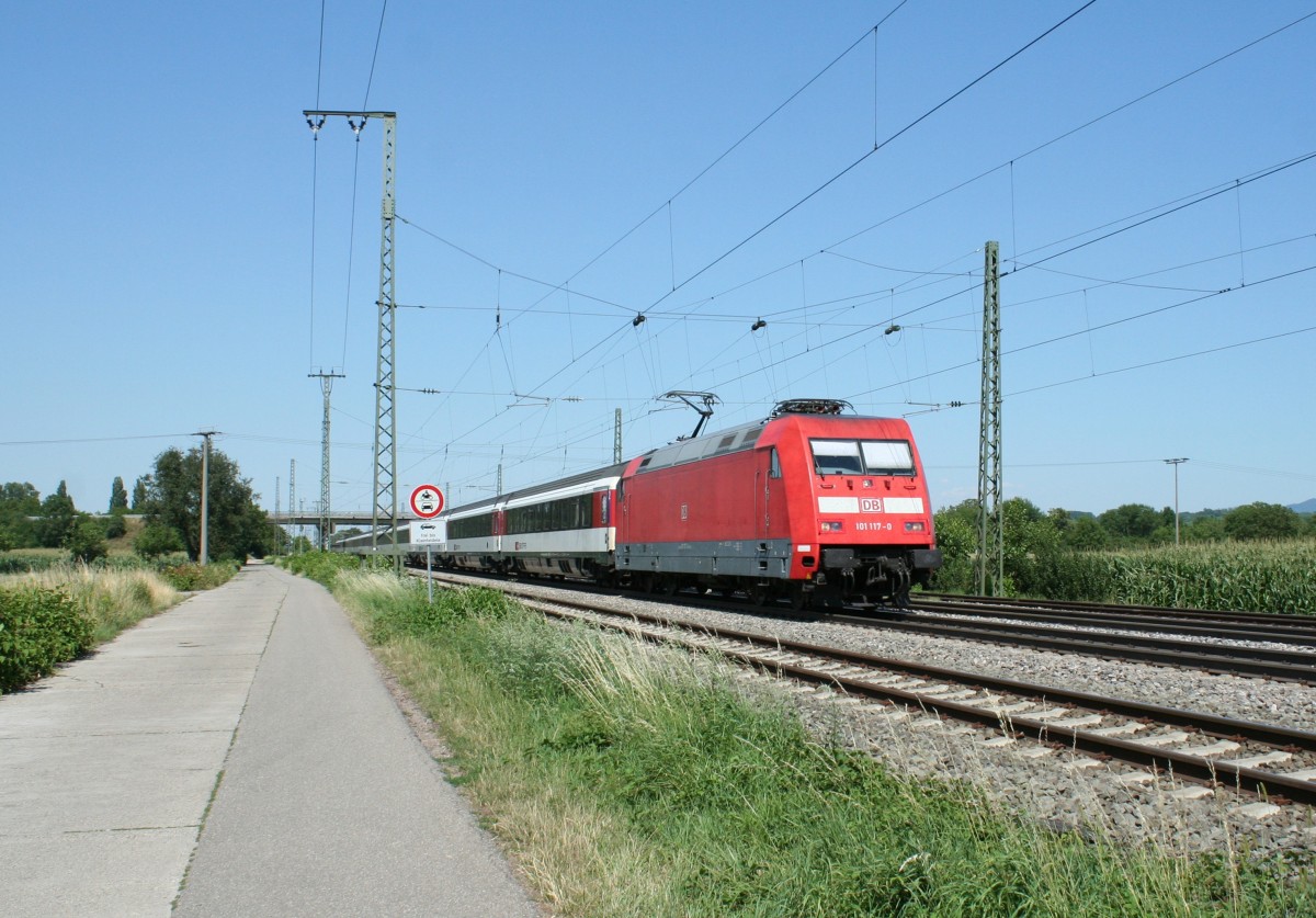 101 117-0 mit dem EC 8 bei der Durchfahrt des Bahnhof Mllheim (Baden) am Nachmittag des 02.08.13.