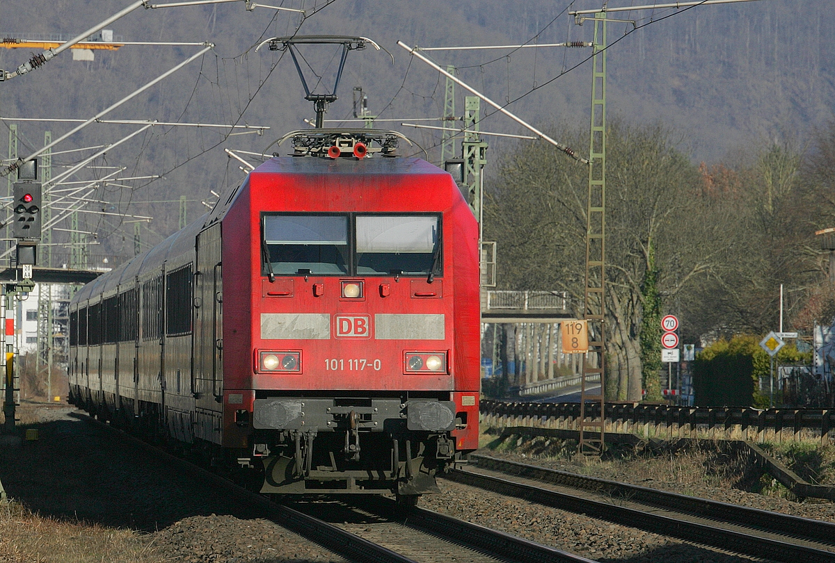 101 117 bringt ihren aus einer ÖBB Wagengarnitur bestehenden Zug wegen Bauarbeiten auf der linken Rheinseite rechts der Rheins durchs Mittelrheintal. Aufgenommen am 16.07.2022 bei Braubach.