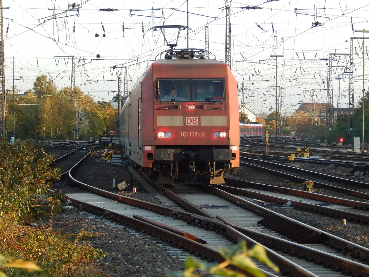 101 117 kam am 8.11.14 mit dem IC 2005 Emden HBF - Karlsruhe HBF trotz des Streiks in den sehr leeren und ruhigen Duisburger HBF eingefahren. 

Duisburg 08.11.2014