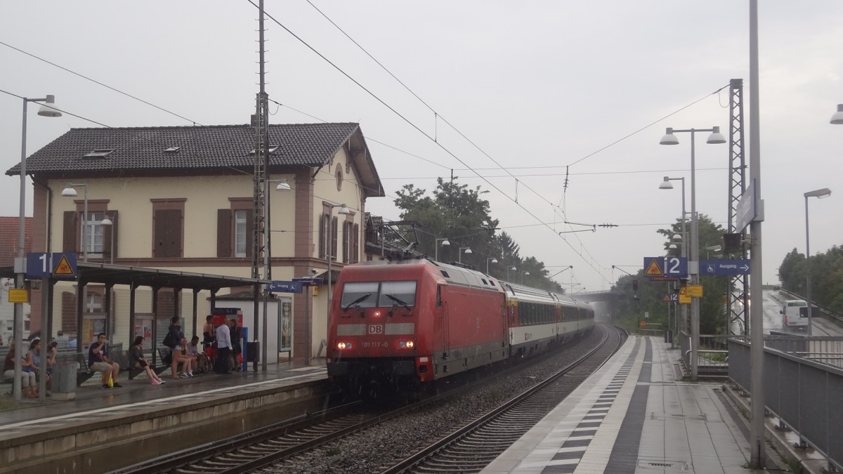 101 117 zieht den EC8 Zürich-Hamburg bei strömendem Regen durch den Hp St.Ilgen/Sandhausen nahe Heidelberg. Dieser Zug wurde aufgrund des Unfalls in Heidelberg am Vorabend über Bruchsal-Heidelberg umgeleitet. 2.8.14.