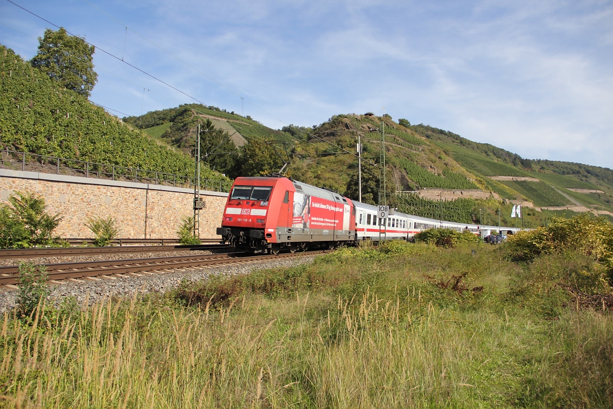 101 118-8 schiebend mit IC in Fahrtrichtung Norden. Aufgenommen bei Boppard am 03.10.2013.