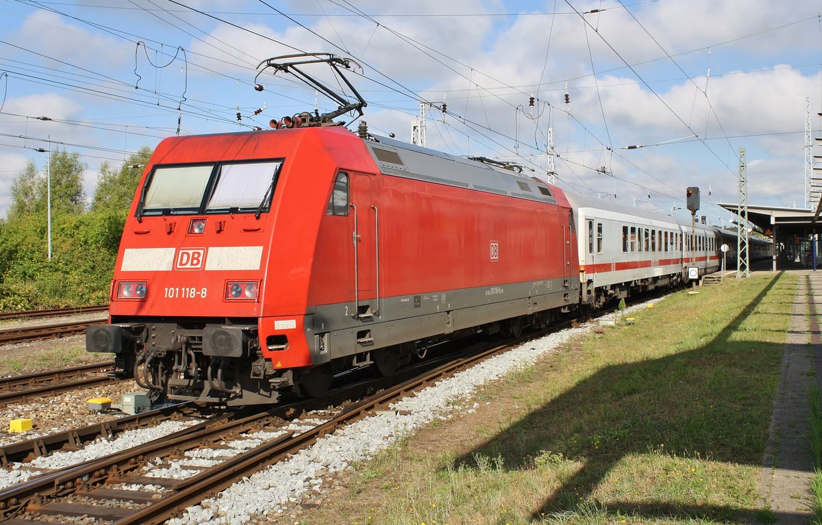 101 118-8 schiebt am 02.09.2018 den IC2182 von Hamburg Hauptbahnhof nach Stralsund Hauptbahnhof in den Rostocker Hauptbahnhof.