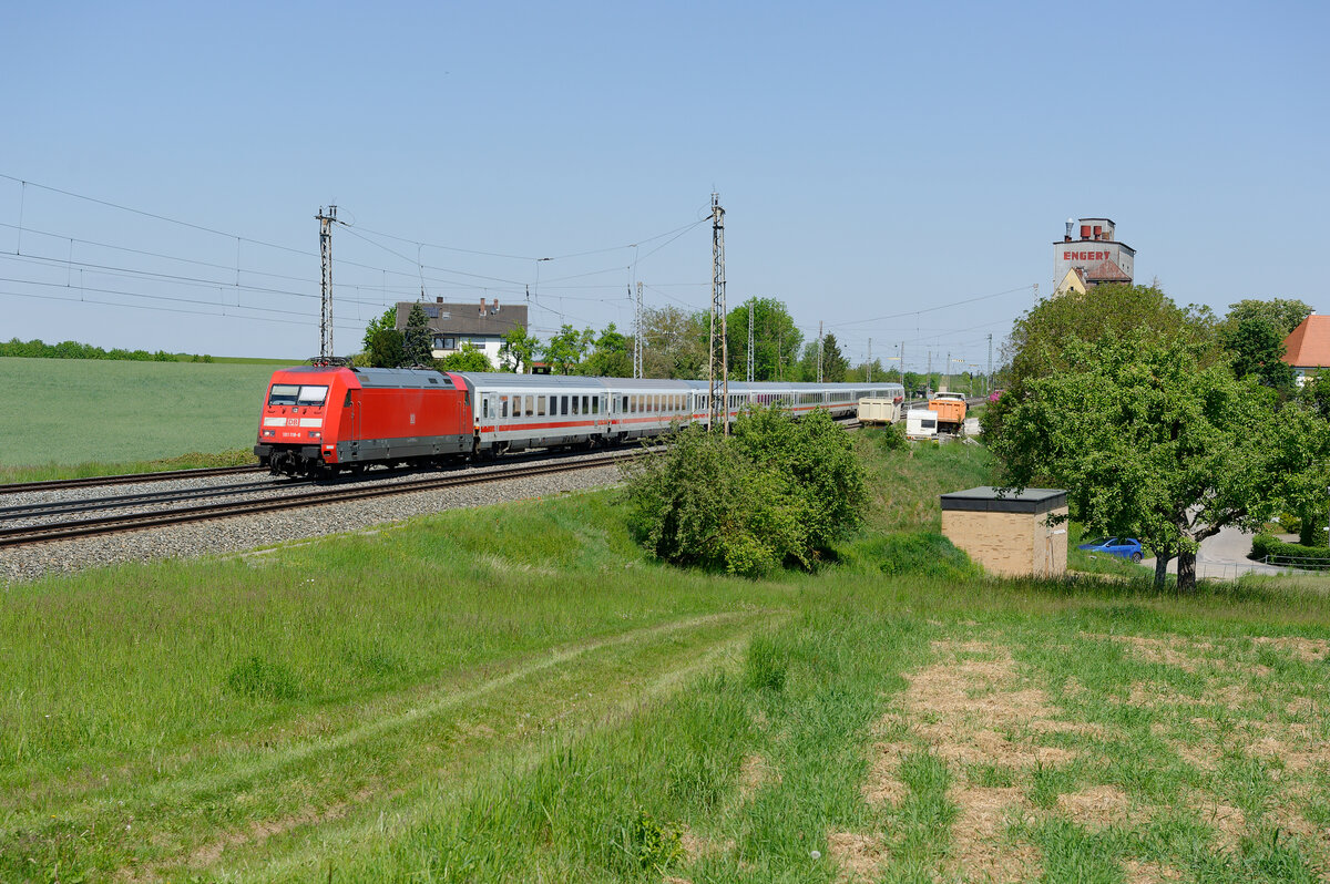 101 118 mit dem IC 2083  Königssee  (Hamburg-Altona - Berchtesgaden) bei Herrnberchtheim, 16.05.2020