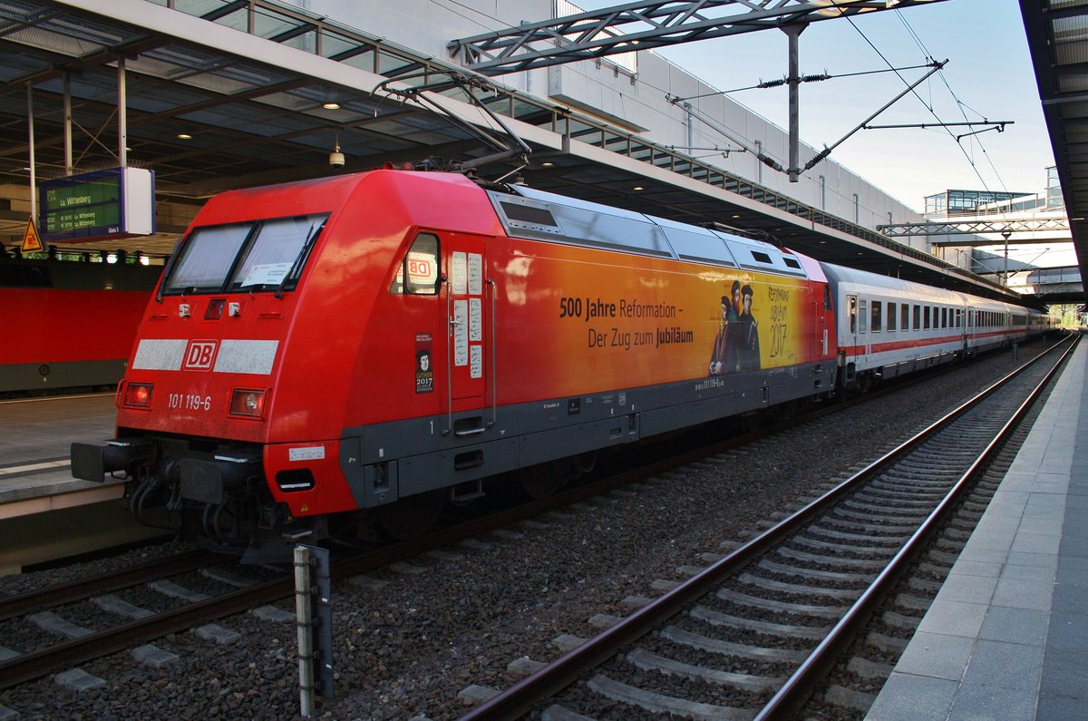 101 119-6 und 101 035-4 (Zugschluss) stehen am 28.5.2017 mit dem E28738 nach Lutherstadt Wittenberg Hauptbahnhof in Berlin Südkreuz bereit.