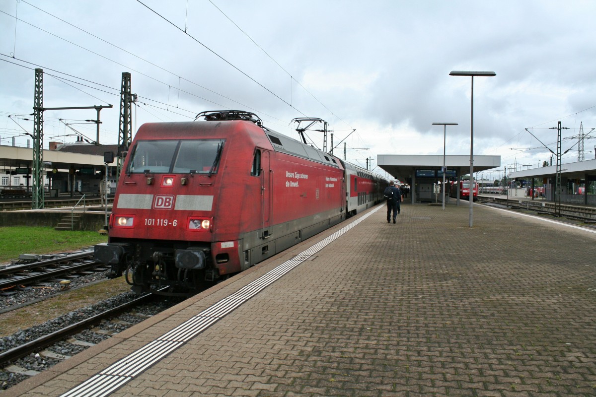 101 119-6 mit dem CNL 473 aus Koppenhagen/Moskau am Vormittag des 15.09.13 beim letzen Personalwechsel, bevor es auf die letzten sechs Kilometer Richtung Basel SBB und damit Richtung Zielbahnhof geht.