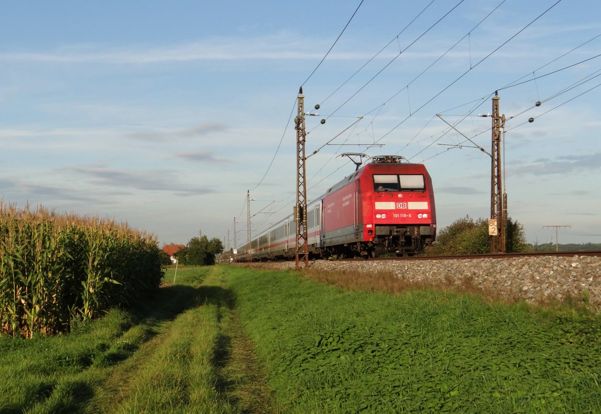 101 119-6 mit einem IC am 26.09.14 bei Neu Ulm.