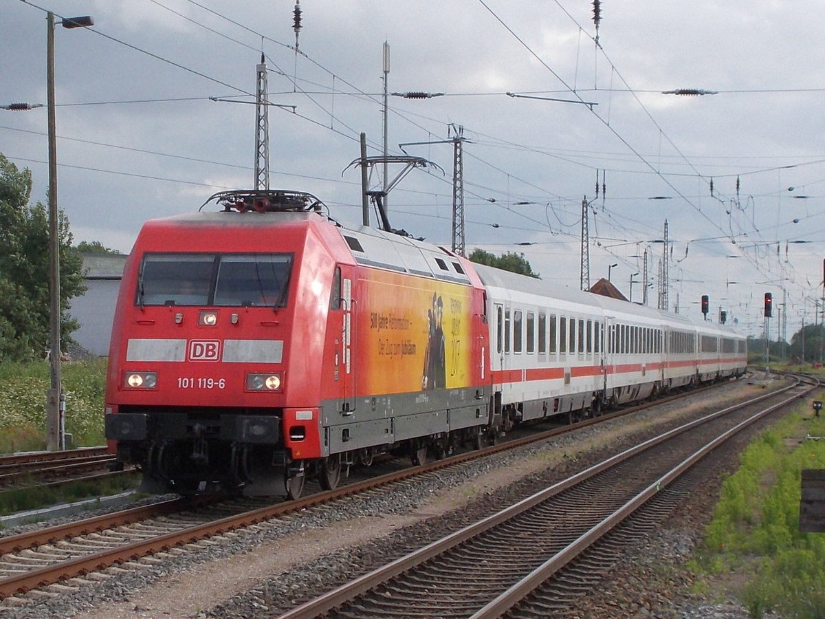 101 119 mit dem IC 2424 Berlin Südkreuz-Binz,am 25.Juni 2017,im Einfahrbereich von Bergen/Rügen.