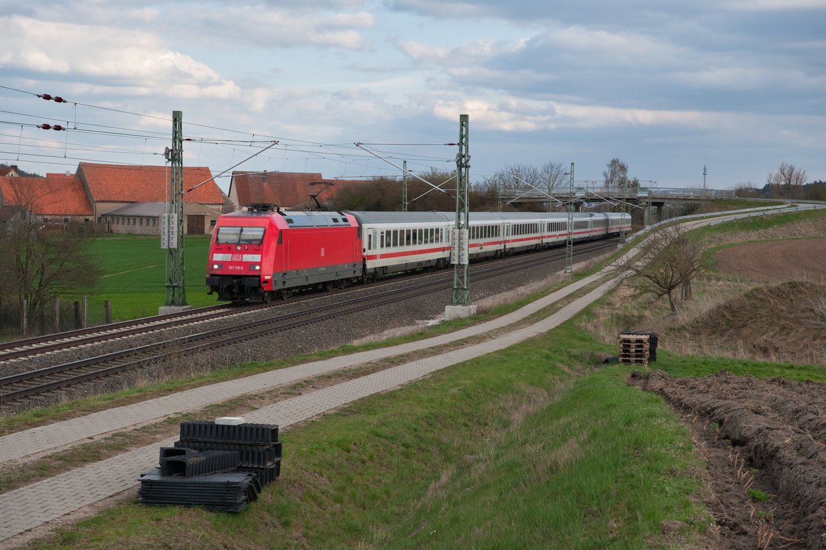 101 119 mit einem InterCity bei Lehrberg Richtung Würzburg, 07.04.2019