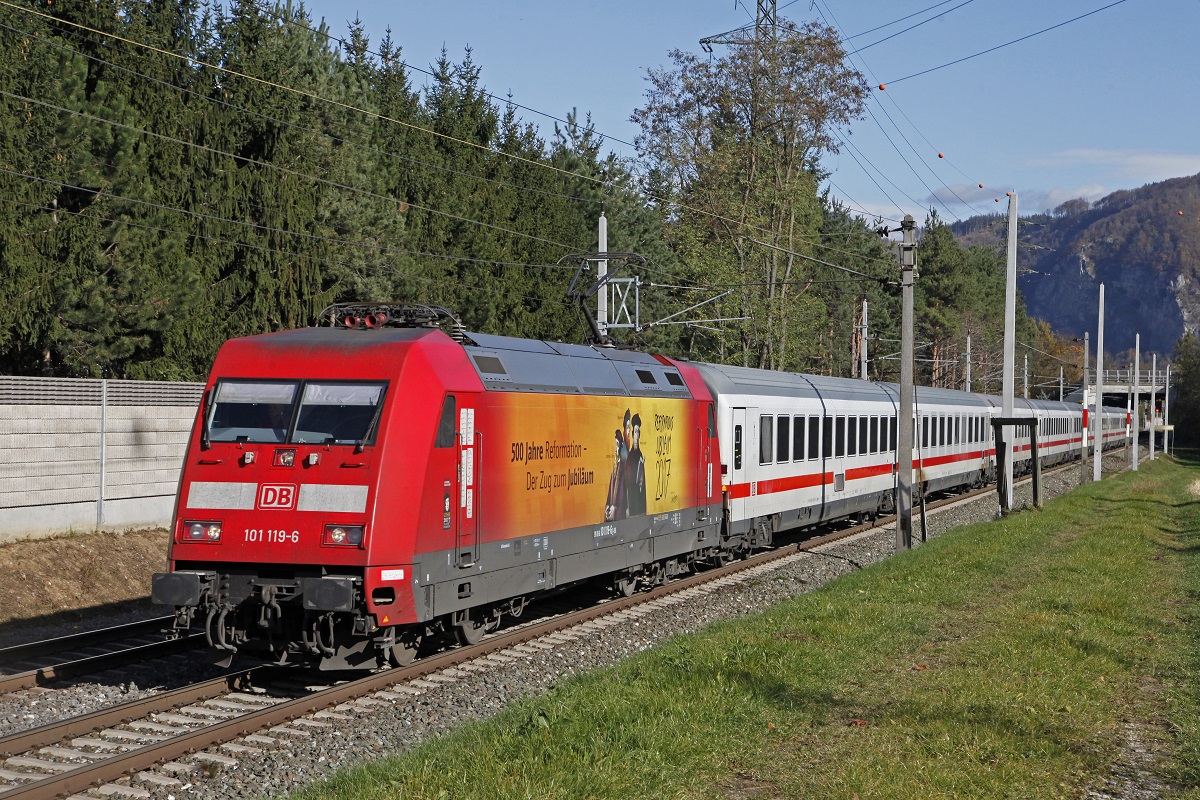 101 119 mit IC719 bei Stübing am 31.10.2017.