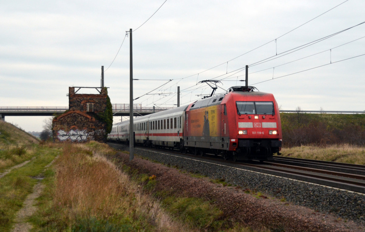 101 119 schleppte am 18.11.17 den umgeleiteten IC 2355 durch Brehna Richtung Halle(S).