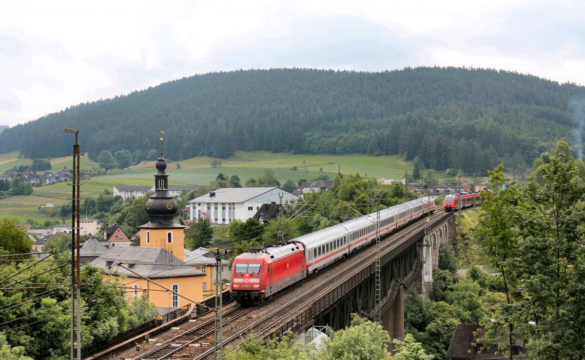 101 120-4 mit dem IC 2208 nach Berlin-Gesundbrunnen auf dem Trogenbachviadukt in Ludwigsstadt. Im Bildhintergrund ist noch RB 59353 auf seiner Fahrt nach Bamberg zu sehen. 17.06.2014
