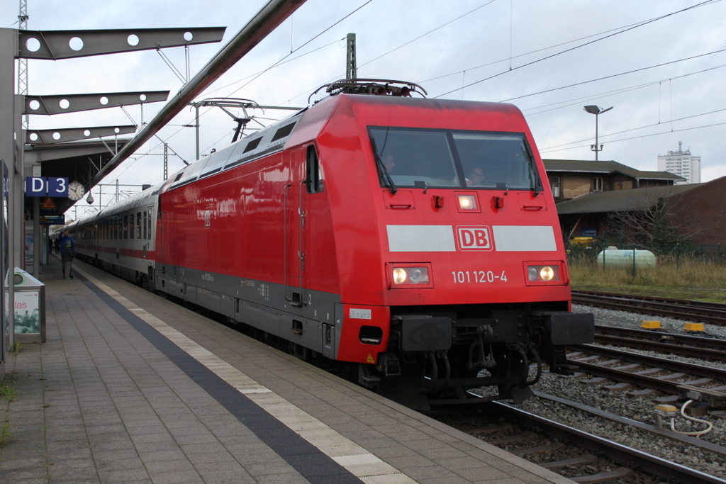 101 120-4 mit IC 2373(Stralsund-Karlsruhe)fhrt in der Zeit vom 28.11-07.12.2015 20 Minuten frher ab Rostock Hbf via Laage-Gstrow.Grund zwischen Dalwitzhof, Plchow und Schwaan werden einige Durchlsse erneuert sowie mehrere Kilometer Schienen ausgetauscht.29.11.2015