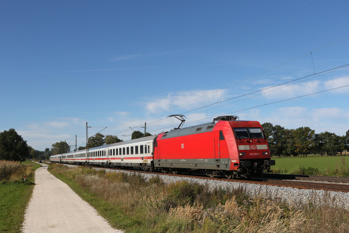 101 120 auf dem Weg nach Salzburg am 15. Oktober 2021 bei Übersee am Chiemsee.
