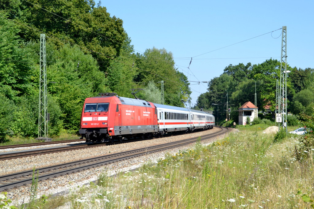 101 121 mit EC 217 Saarbrücken - Graz Hbf am 18.07.2014 in Aßling.