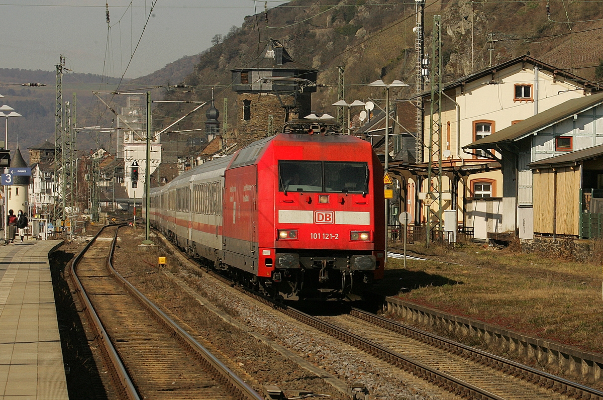 101 121 zieht wegen Bauarbeiten auf der linken Mittelrheinstrecke durch Kaub 13.03.2022