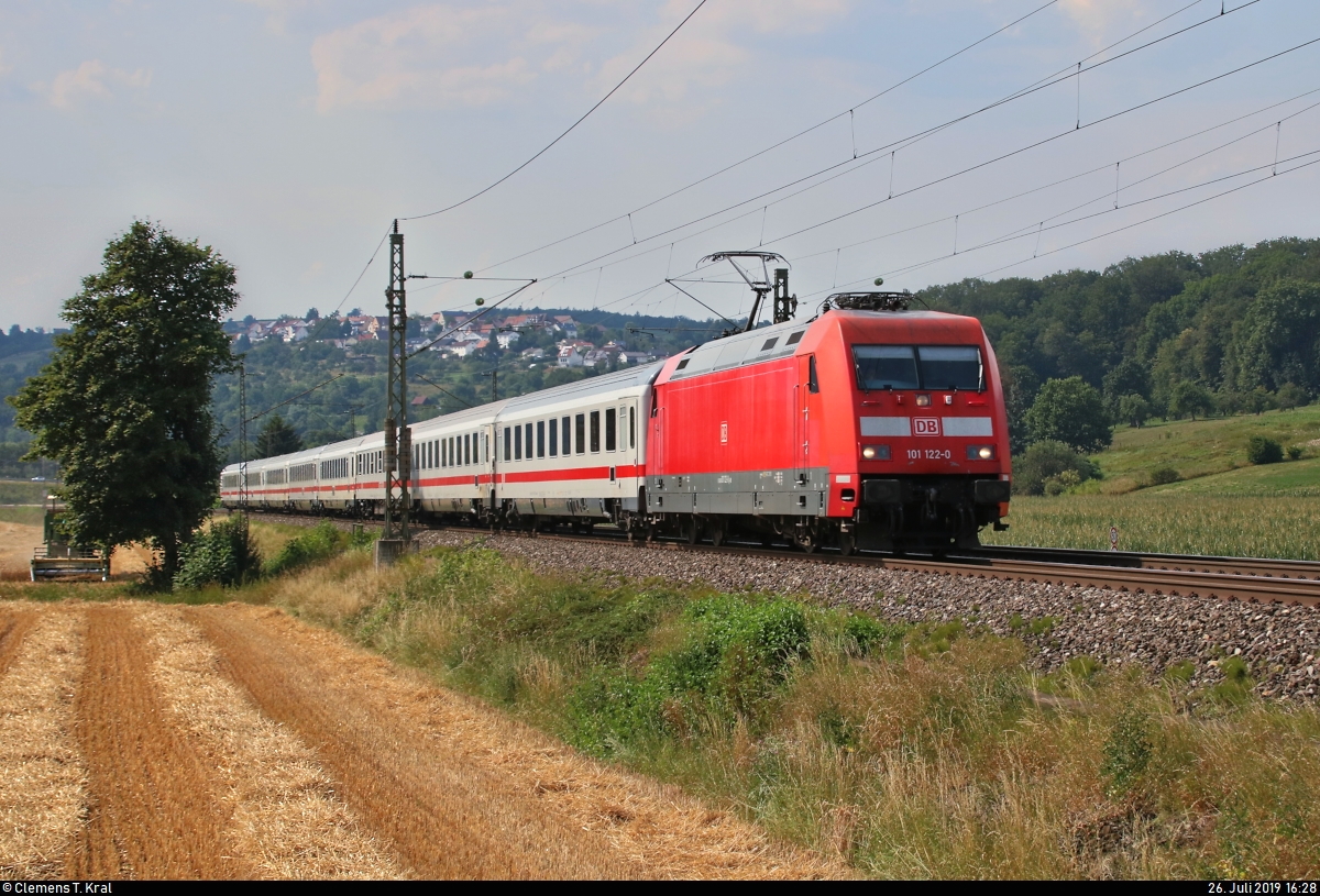 101 122-0 als EC 117  Salzach  (Linie 62) von Frankfurt(Main)Hbf nach Klagenfurt Hbf (A) fährt in Uhingen auf der Bahnstrecke Stuttgart–Ulm (Filstalbahn | KBS 750).
Bild durchlief die Selbstfreischaltung (Unschärfe).
(Neubearbeitung)
[26.7.2019 | 16:28 Uhr]