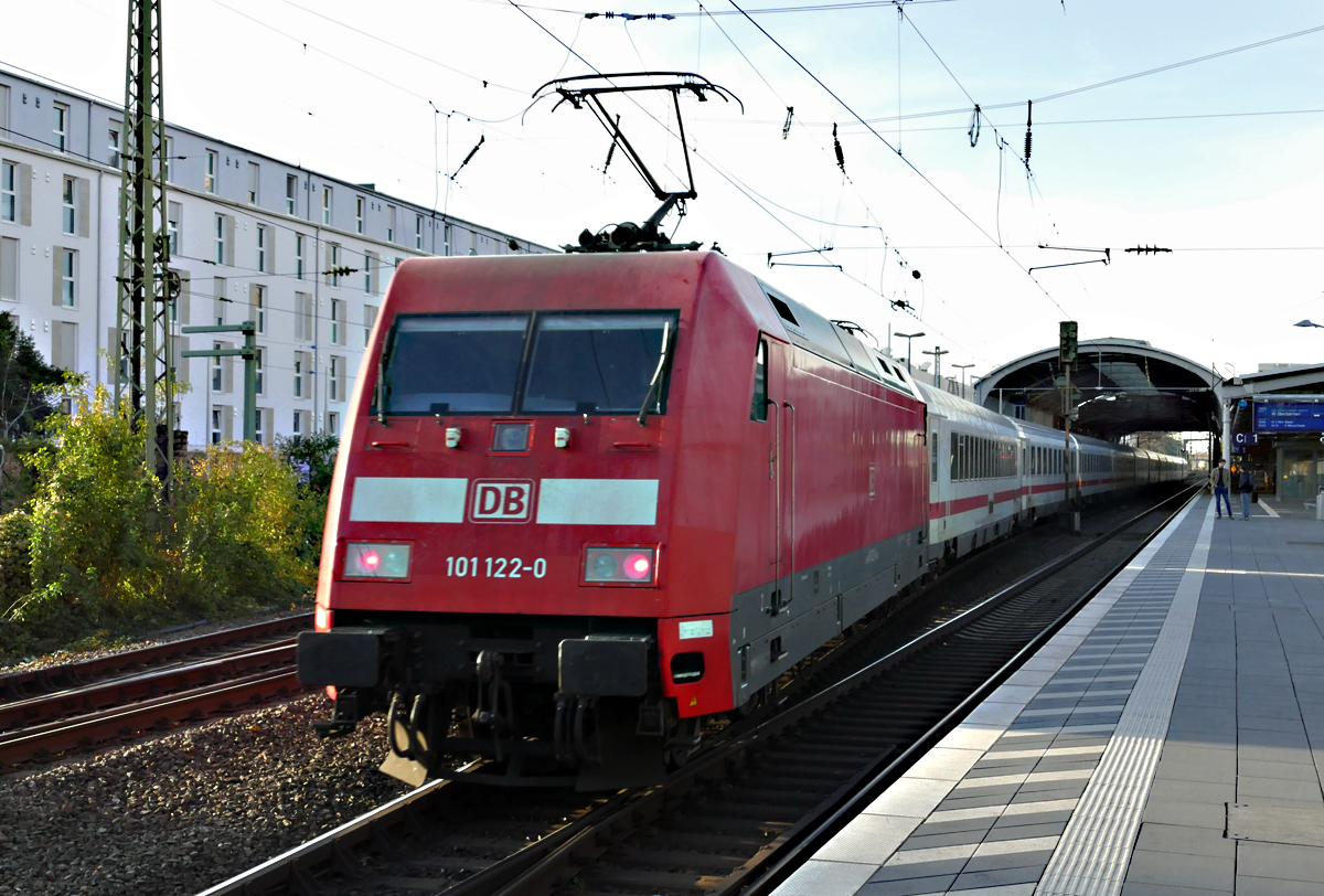 101 122-0 IC bei der Einfahrt in den Hbf Bonn - 24.11.2019