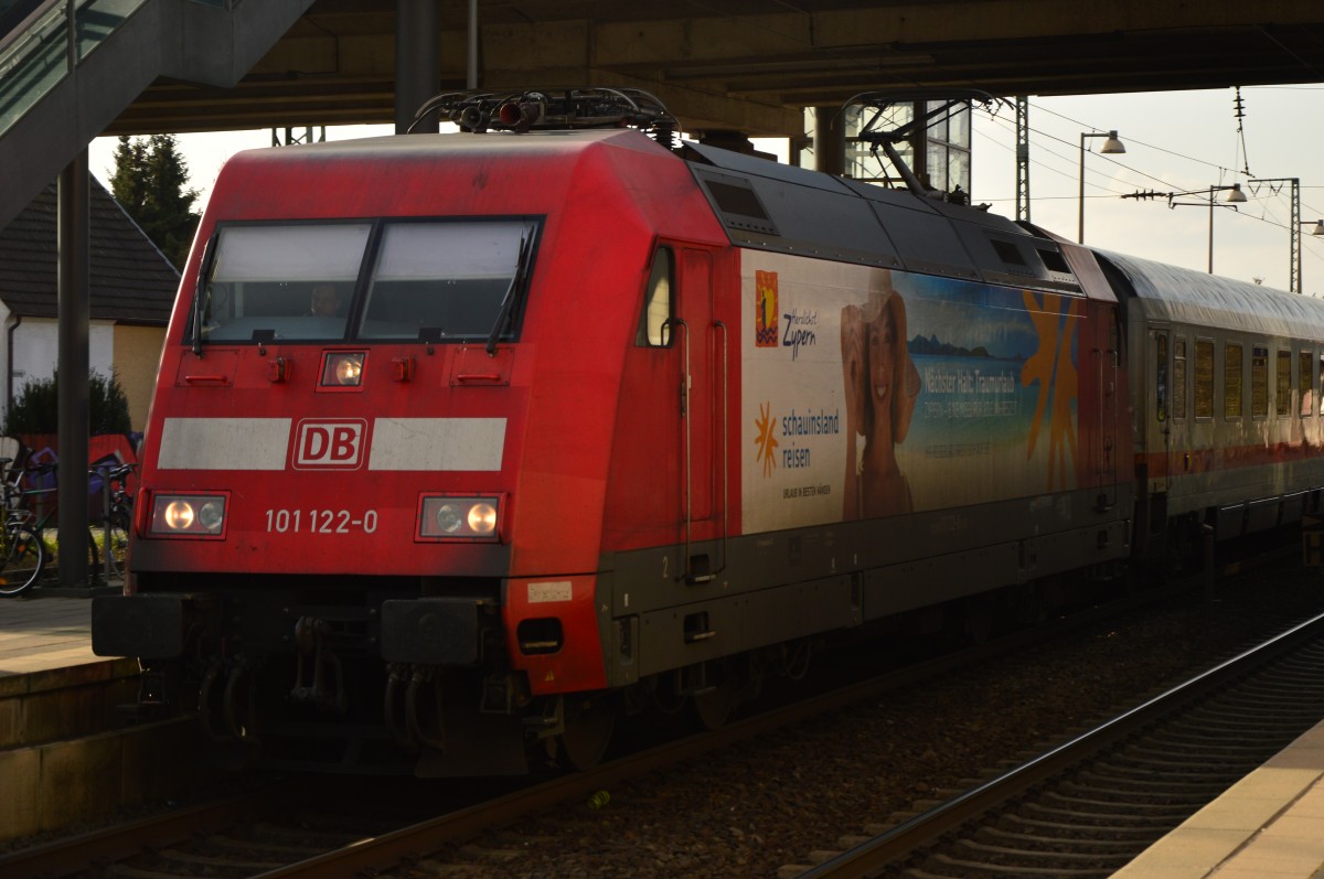 101 122-0 mit einem IC nach Karlsruhe am Sonntag den 13.3.2016 in Heidelberg Pfaffengrund/Wieblingen bei der Durchfahrt. 