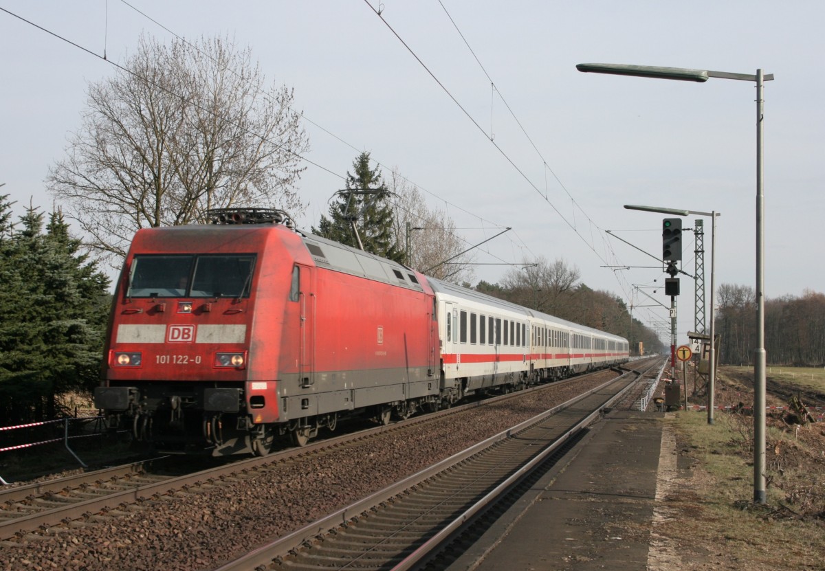101 122 mit IC 2374 (Karlsruhe Hbf–Hamburg-Altona) am 21.03.2011 in Radbruch