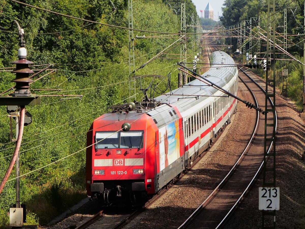 101 122 (ZYPERN-Werbung) mit IC nach Amsterdam zwischen Rheine und Salzbergen, 05.08.15