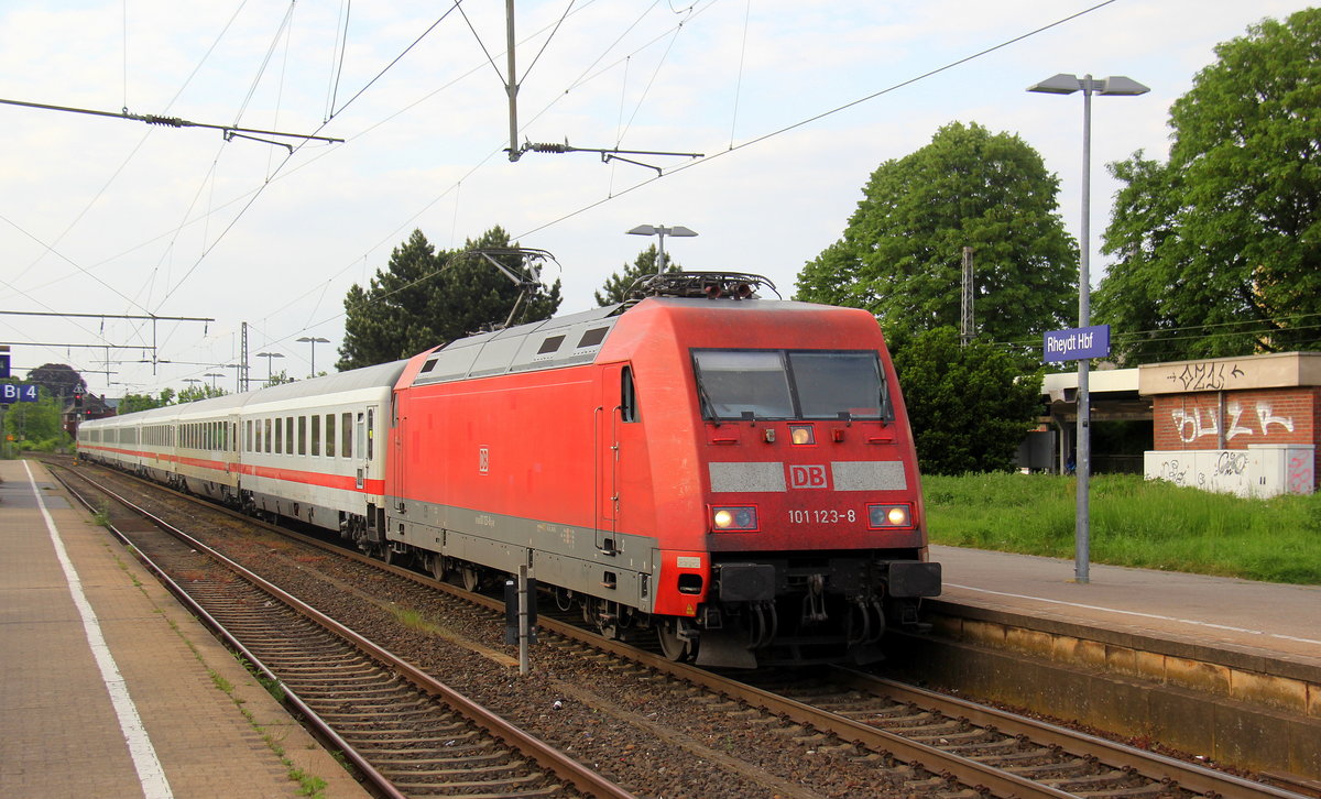 101 123-8 DB kommt mit einem IC 2223 aus Berlin nach Aachen-Hbf und kommt aus Richtung Mönchengladbach und fährt in Rheydt-Hbf ein und fährt dann weiter in Richtung Wickrath,Beckrath,Herrath,Erkelenz,Baal,Hückelhoven-Baal,Brachelen,Lindern,Süggerath,Geilenkirchen,Frelenberg,Zweibrüggen,Übach-Palenberg,Rimburg,Finkenrath,Hofstadt,Herzogenrath, Kohlscheid,Richterich,Laurensberg,Aachen-West,Aachen-Schanz,Aachen-Hbf.
Aufgenommen vom Bahnsteig 4 in Rheydt-Hbf. 
Am Abend vom 11.5.2018.