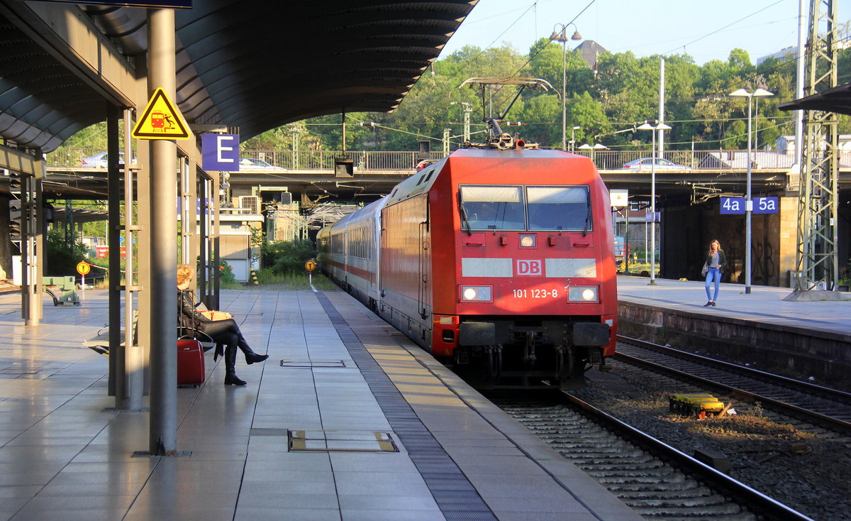 101 123-8 DB kommt mit dem IC aus Stuttgart-Hbf nach Dortmund-Hbf und fährt in Mainz-Hbf ein und fährt dann weiter in Richtung Koblenz,Bonn,Köln.
Aufgenommen von Bahnsteig 3 in Mainz-Hbf.
In der Abendsonne am Abend vom 22.5.2019.