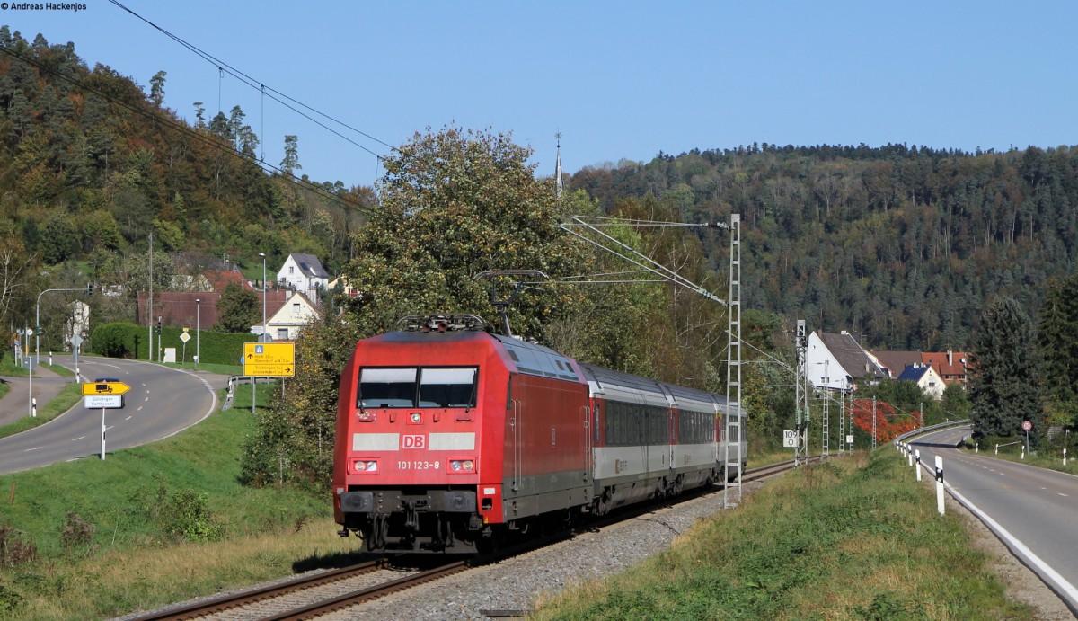 101 123-8 mit dem IC 183 (Stuttgart Hbf-Zürich HB) bei Altoberndorf 14.10.14