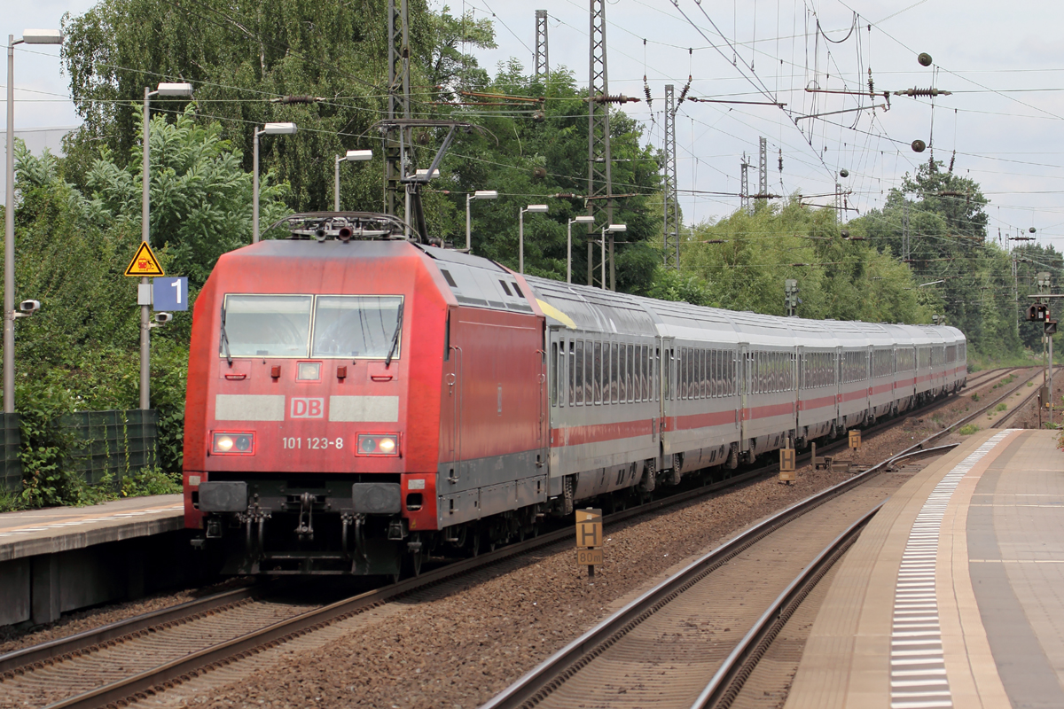 101 123-8 mit IC 2217 nach Stuttgart Hbf. durchfährt Recklinghausen-Süd 31.7.2017