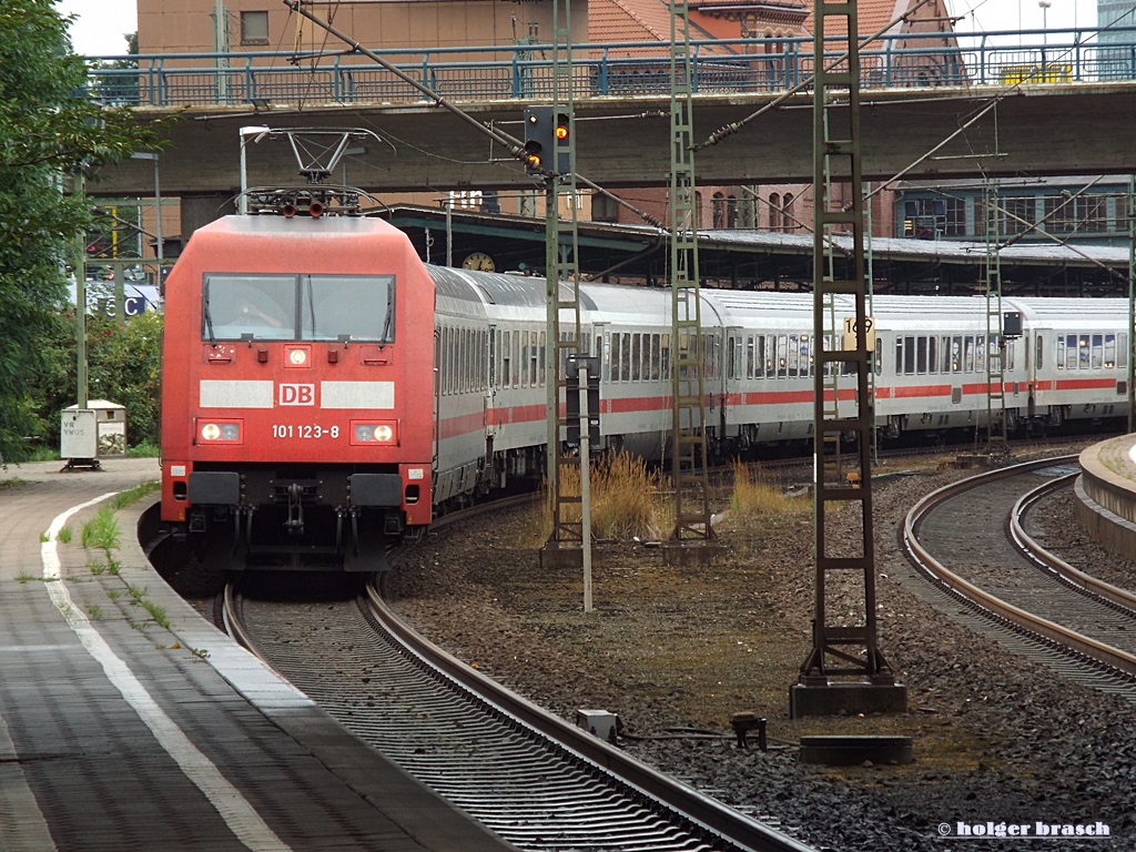 101 123-8 stand mit einen IC am 04.09.13 im bhf harburg
