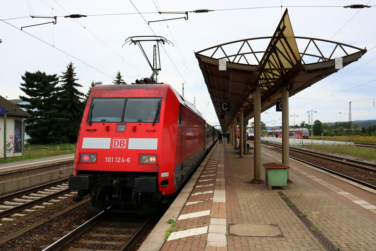 101 124-6 als ICE 1005 (Linie 28) von Berlin Gesundbrunnen nach München Hbf steht in Naumburg(Saale)Hbf auf Gleis 2. [9.9.2017 - 9:28 Uhr]