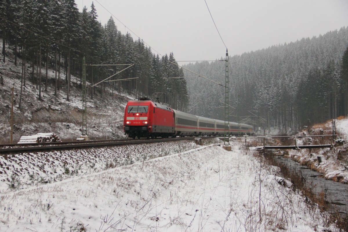 101 124-6 DB auf der Frankenwaldrampe bei Steinbach am 23.01.2015.