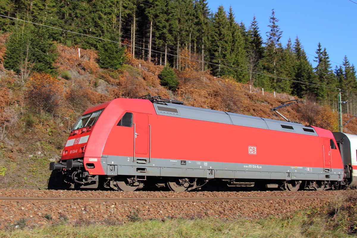 101 124-6 DB bei Steinbach im Frankenwald am 03.11.2015.