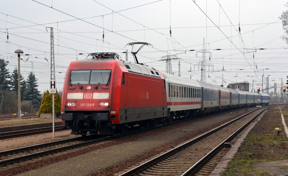 101 124 führte am 21.03.15 den EC 379 vom Ostseebad Binz kommend durch Röderau seinem nächsten Halt Dresden entgegen. Ab Dresden wird der Zug mit einer Knödelpresse bis Prag befördert.