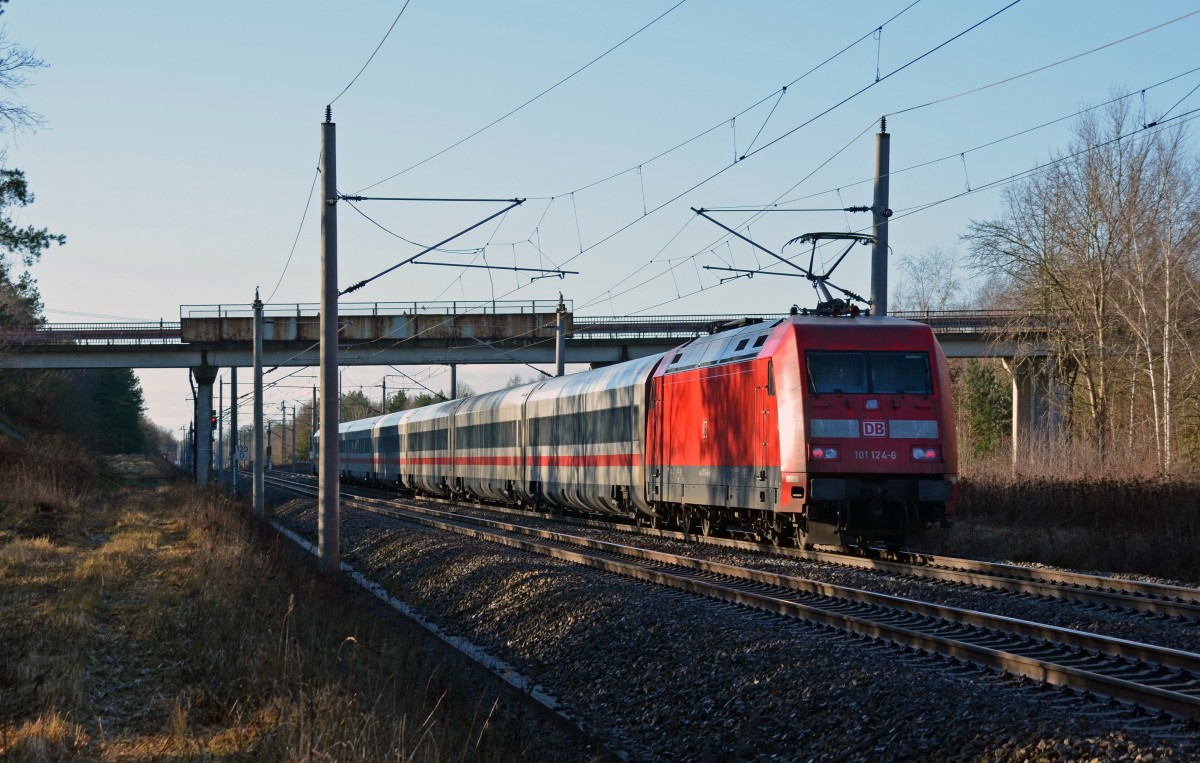 101 124 fungierte am 29.12.13 als Schublok des ICE 1009. Hier schiebt sie ihren MET-Park durch Burgkemnitz Richtung Leipzig.