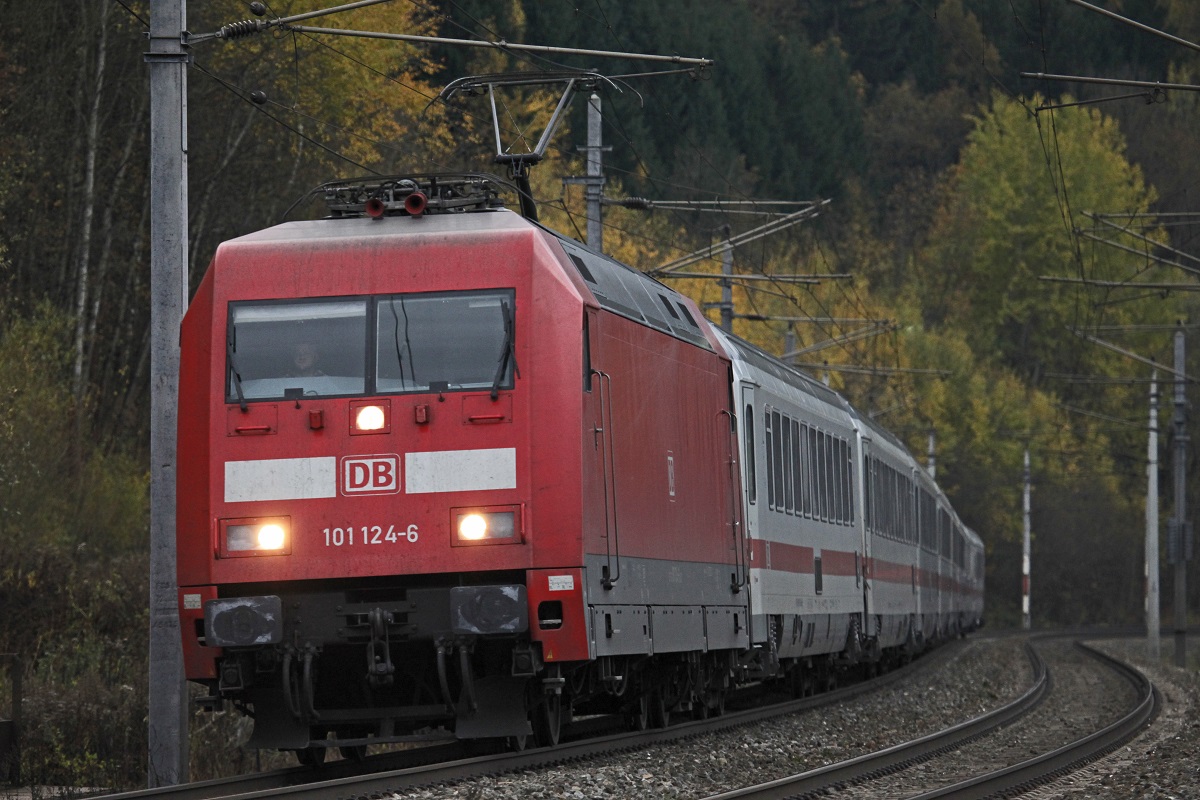 101 124 mit IC719 bei Oberaich am 4.11.2013.