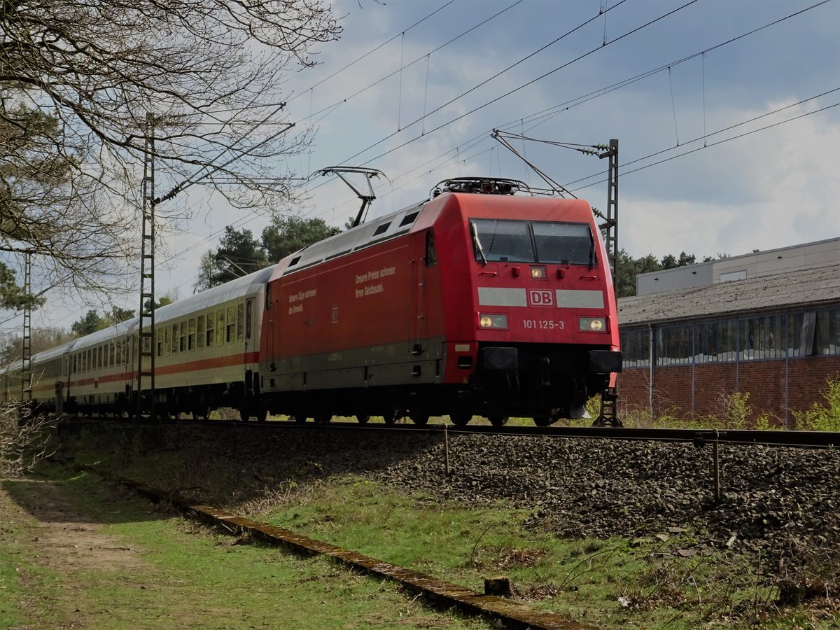 101 125 mit dem IC 2200 nach Norddeich Mole bei Leschede. Aufgenommen am 16.04.2018.