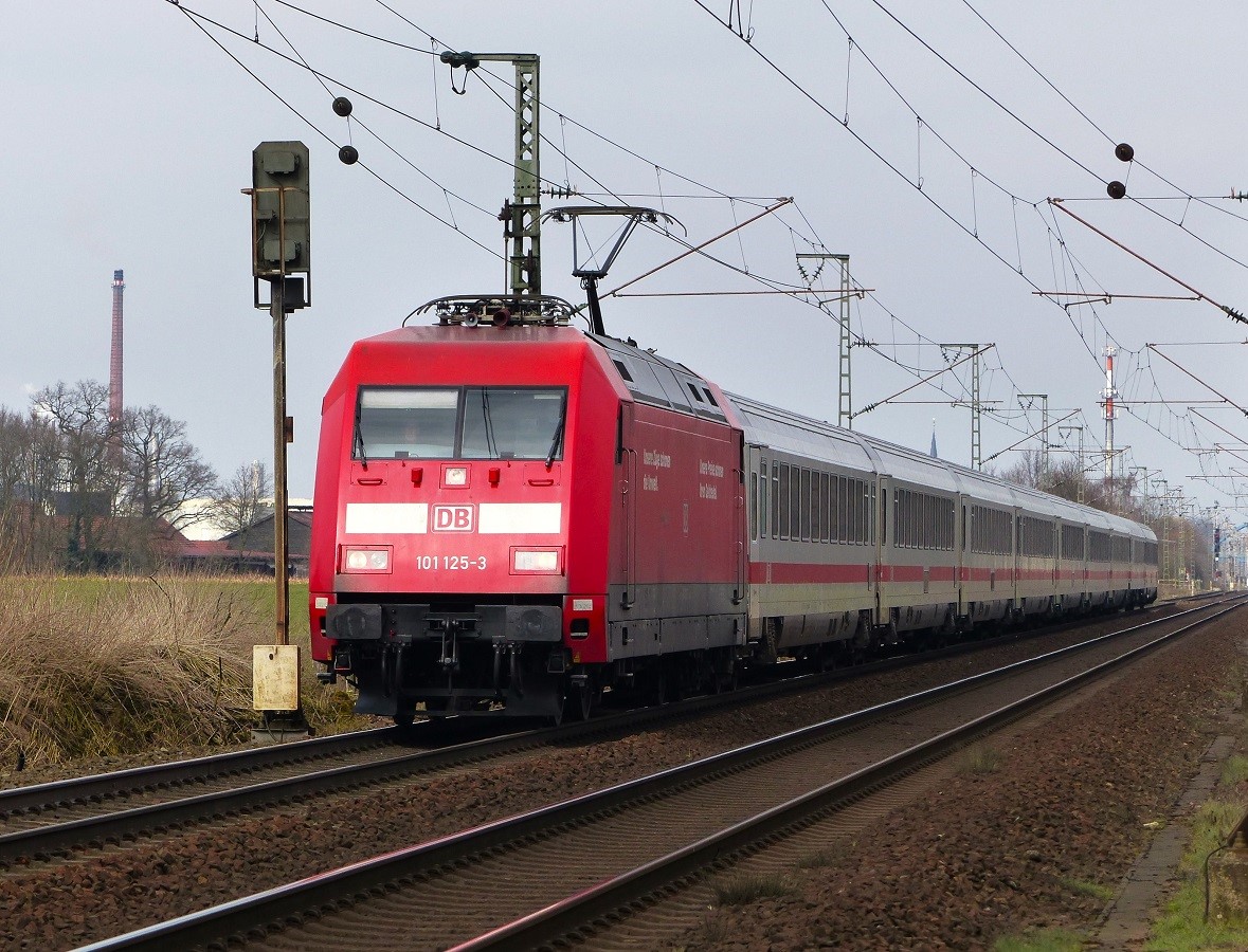 101 125 mit IC nach Berlin am ehem. Bk Deves bei Salzbergen, 12.03.16