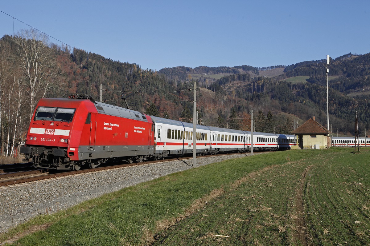 101 125 mit IC719 nahe Frohnleiten am 28.11.2015.